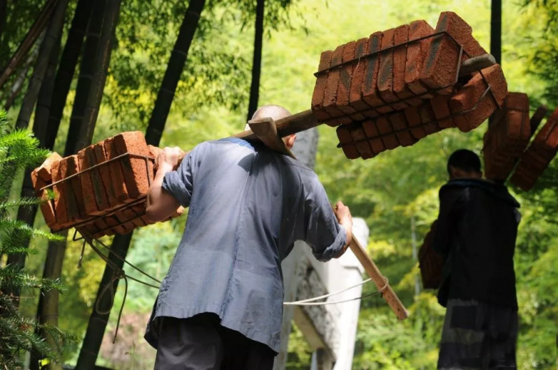 1500年大昭明寺安裝污水處理設(shè)備，400余名義工上演震撼背山